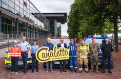 Die Blaulichtmeile zieht jedes Jahr tausende interessierte Besucher an.
