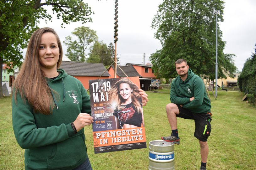 Die stellvertretende Jugendclub-Chefin Nancy Wirsig und der Jugendlub-Chef Eric Küster stehen auf dem Gelände, wo die Party zu Pfingsten abgehen soll.