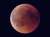 Wenn der Mond am 7. September gegen 19.30 Uhr aufgeht, wird er bereits verfinstert sein, so wie auf dieser Aufnahme einer vergangenen Mondfinsternis im Jahr 2018.