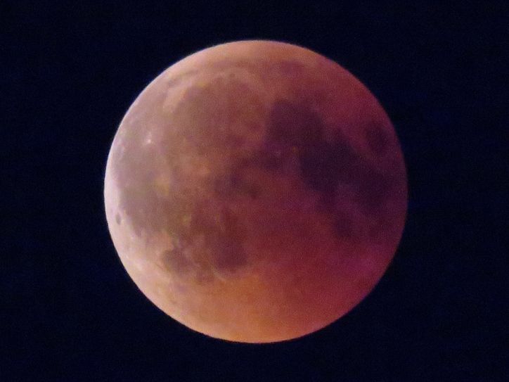 Wenn der Mond am 7. September gegen 19.30 Uhr aufgeht, wird er bereits verfinstert sein, so wie auf dieser Aufnahme einer vergangenen Mondfinsternis im Jahr 2018.