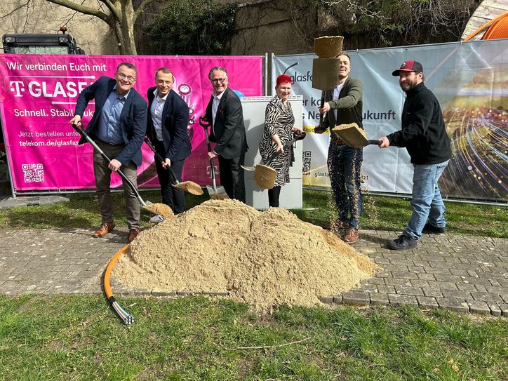 Steffen Protze, Ausbaukoordinator Technik Telekom; Sten Pinkert, Gebietsleiter Glasfaser Telekom; Andreas Dankert, Relationship Manager GlasfaserPlus GmbH; Claudia Sieber, Bürgermeisterin der Verbandsgemeinde Liebenwerda; Erik Bothendorf, Geschäftsführer GDMcom Bau GmbH; sowie ein Mitarbeiter der GDMcom Bau GmbH beim Spatenstich für den Glasfaserausbau.  Foto: GlasfaserPlus