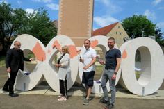 Der Kamenzer Oberbürgermeister Roland Dantz, die Chefin der bao GmbH Sieglinde Kernchen, der Projektkoordinator Maik Fabisch und David Kliemann vom Stadtmarketing (v.l.n.r.) ließen es sich nicht nehmen, die ersten Farbtupfer auf die Wortskulpturen zu setzen.  Foto: Matthis Stark