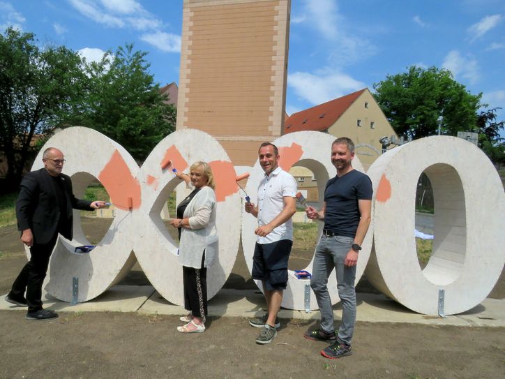 Der Kamenzer Oberbürgermeister Roland Dantz, die Chefin der bao GmbH Sieglinde Kernchen, der Projektkoordinator Maik Fabisch und David Kliemann vom Stadtmarketing (v.l.n.r.) ließen es sich nicht nehmen, die ersten Farbtupfer auf die Wortskulpturen zu setzen.  Foto: Matthis Stark