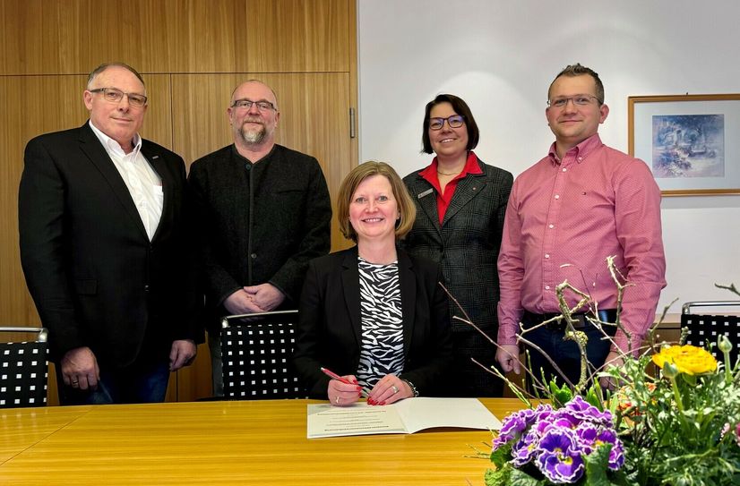 Bei der Unterzeichnung (v.l.): Roland Jäkel (Vorsitzender des AUV Niederschlesien-Niesky), Ronald Lindecke (Vorsitzender Kreiselternrat), Silke Donat (stellv. für Edgar Wippel, Vorsitzender des AUV Görlitz und Umgebung), Grit Fugmann (Vorstandsmitglied der Sparkasse) und Sebastian Herzog (Vorsitzender des AUV Zittau und Umgebung).