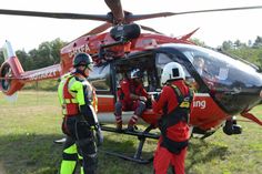 Bevor der Rettungshubschrauber vom Boden abhob, sprachen Kollegen der DRF Luftrettung und Kameraden der Berufsfeuerwehr letzte Einsatzdetails ab.