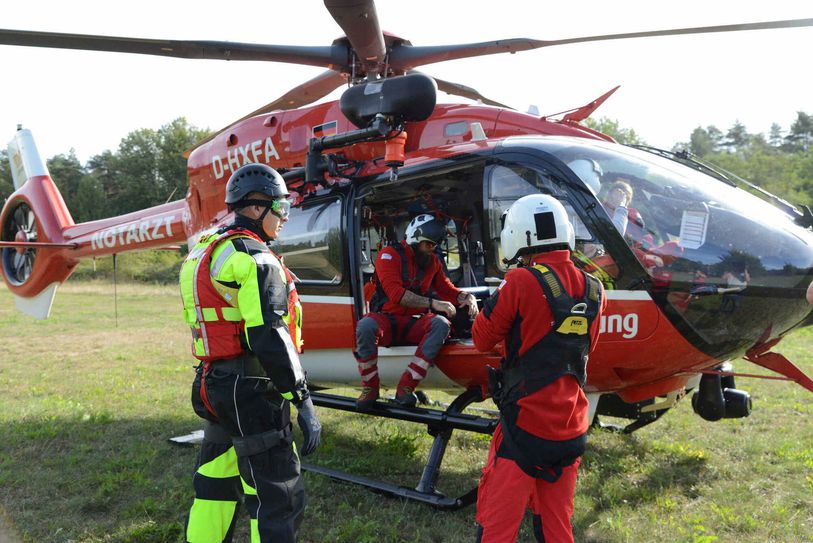 Bevor der Rettungshubschrauber vom Boden abhob, sprachen Kollegen der DRF Luftrettung und Kameraden der Berufsfeuerwehr letzte Einsatzdetails ab.