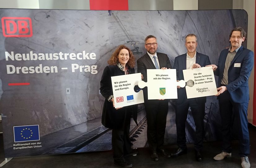 Viele Puzzleteile ergeben bei der Planung der Neubaustrecke Dresden – Prag ein Ganzes: Ingrid Felipe, Infrastrukturplanung und -projekte DB InfraGO, Verkehrsminister Martin Dulig, Martin Walden, Regionalchef der DB Sachsen, Sachsen-Anhalt und Thüringen und Kay Müller, Projektleiter der Neubaustrecke (v.l.n.r).
