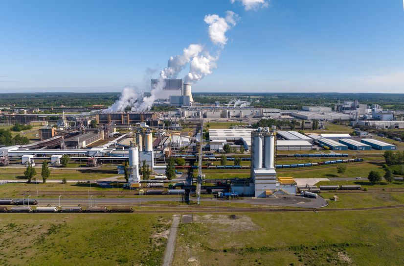 Der Industriepark Schwarze Pumpe: Mitten durch den Hotspot des Lausitzer Strukturwandels zieht sich die Landesgrenze Brandenburg-Sachsen.