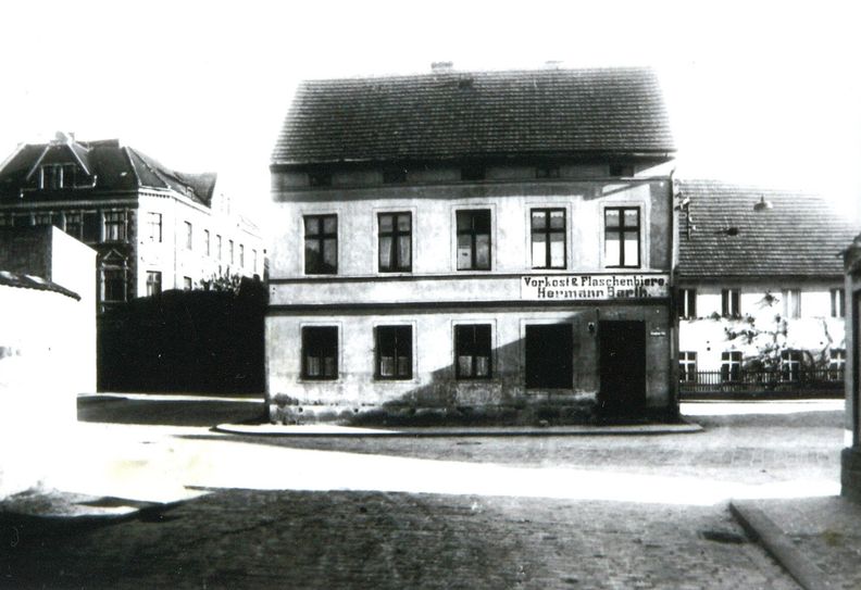 Das Vorkost- und Flaschenbier-Geschäft von Hermann Barth dürfte es schon ein paar Jahre nicht mehr gegeben haben, als das hier gezeigte Haus abgerissen wurde. Es stünde heute mittig auf dem Platz der Solidarität und damit auf der Insel des Kreisverkehrs. Foto: J. Schlinger