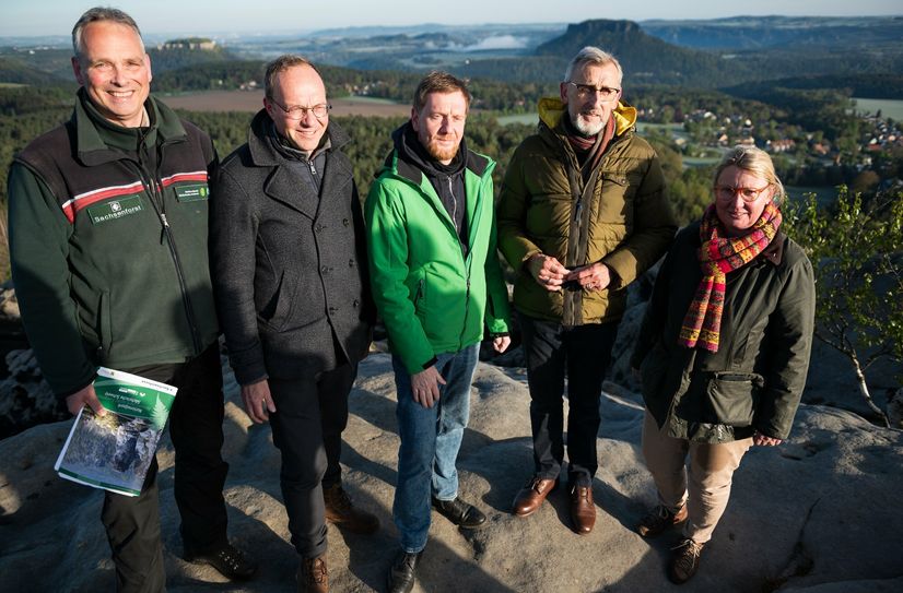 Mitglieder der Staatsregierung erwandern den Gohrisch in der Sächsischen Schweiz: Nationalparkleiter Uwe Borrmeister, Umweltminister Wolfram Günther, Ministerpräsident Michael Kretschmer, Innenminister Armin Schuster und Sandra Gockel MdL (v.l.n.r.).