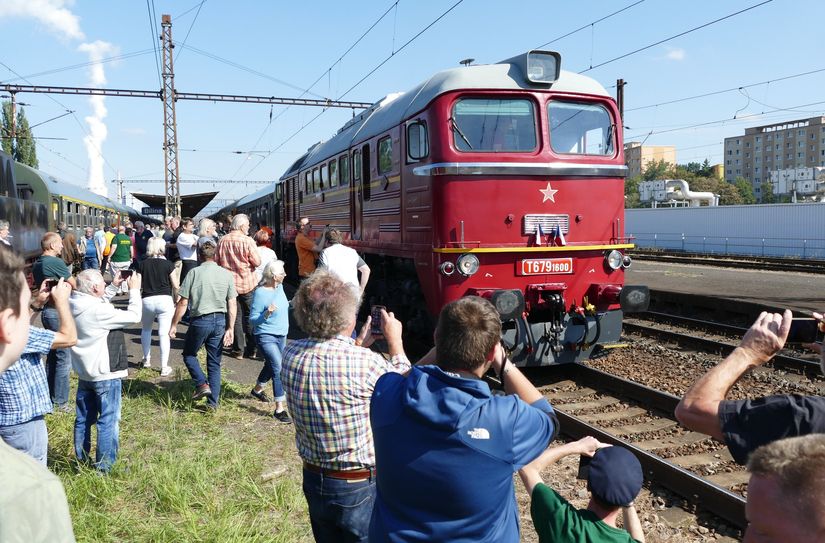 Die historische Diesellok T 679 1600 der tschechischen Staatsbahn CD zieht die Blicke der Eisenbahnfans auf sich.