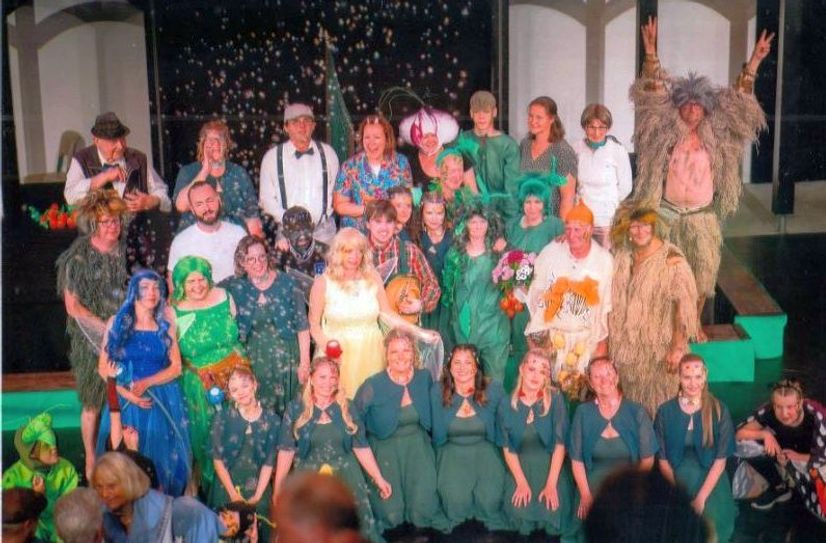Die Theatergruppe Großkoschen freute sich über das diesjährige, erfolgreiche Stück »Maschendraht und Erntefieber«.