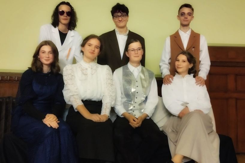 Alles retro? Vonwegen. Schüler des Lößnitzgymnasiums Radebeul laden diesen Freitag und Samstag jeweils 19 Uhr nochmals zum Bühnenstück "Sherlock und DIE Frau" in die Aula, Steinbachstraße 21.
