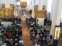 Die Klosterkirche St. Annen ist vollbesetzt zum Festakt des Stadtjubiläums von Kamenz.