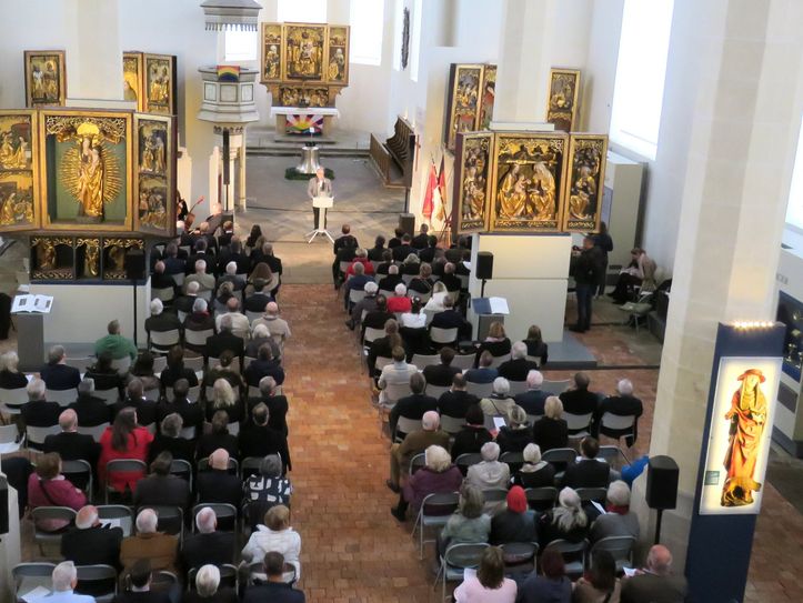Die Klosterkirche St. Annen ist vollbesetzt zum Festakt des Stadtjubiläums von Kamenz.