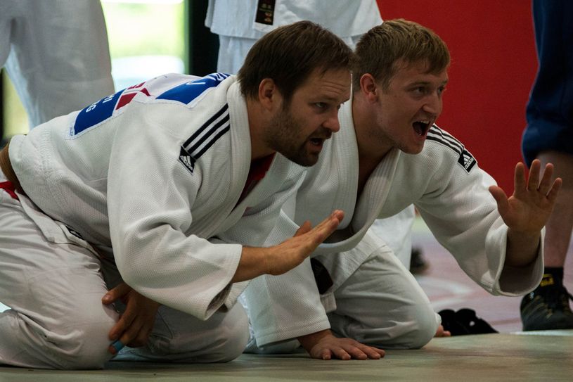 Anfeuern: Kapitän Robert Kiraj und Vincent Nadolski feuern ihre Teamkollegen an. Foto: KSC ASAHI Spremberg