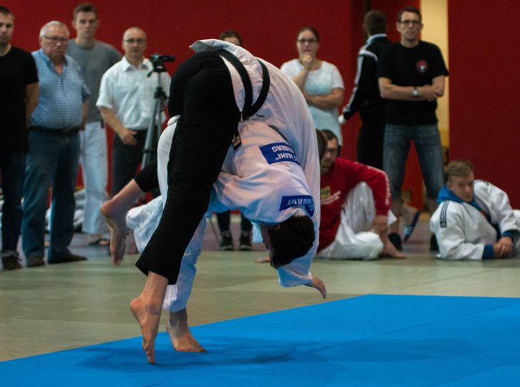 Erik Friehmann macht den Mannschaftserfolg gegen Cottbus perfekt... Foto: KSC ASAHI Spremberg