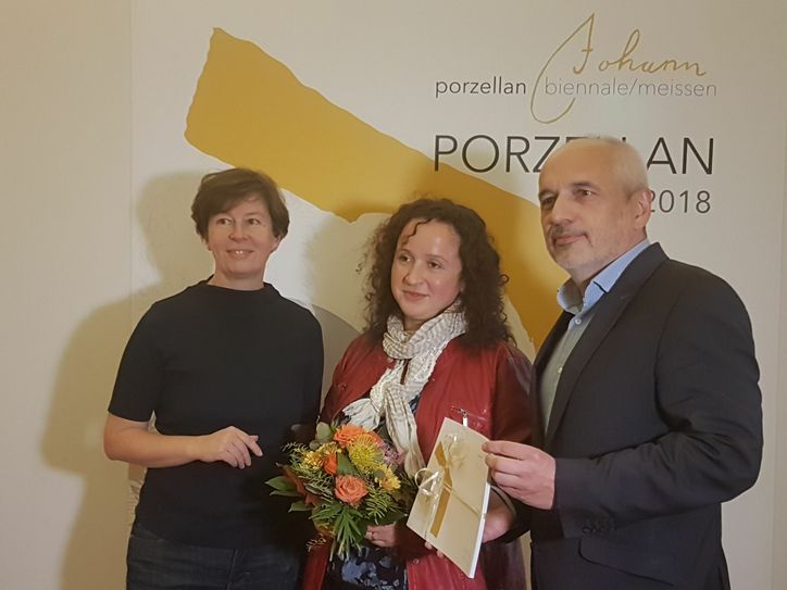 Gaby Helke (Mitte) wurde von Claudia Zachow und Uwe Michel als 10.000ste Besucherin der Porzellanbiennale begrüßt. Foto: PR, Geyer
