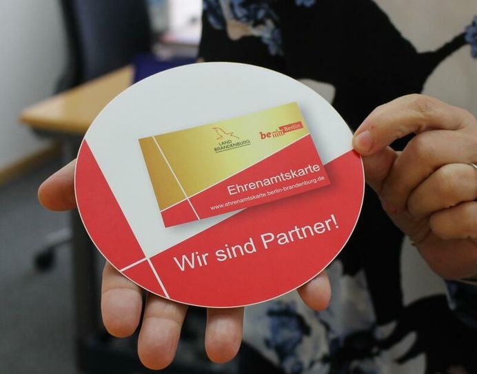 Nach einer Vereinbarung der Stadt und der Staatskanzlei des Landes Brandenburg gibt es in Senftenberg künftig die Ehrenamtskarte.