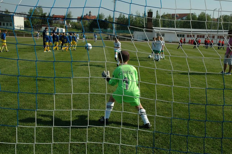 Fußballer sollen so lange wie möglich draußen spielen, um Heizkosten zu sparen.  Foto: Archiv