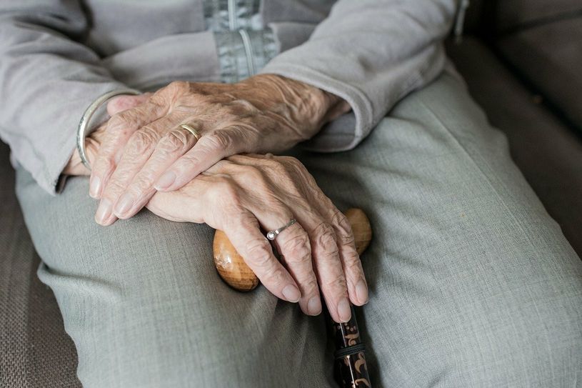 Unter dem Vorwand Mitarbeiter einer Hilfsorganisation im Bereich Notrufdienste zu sein, wollen sich Betrüger Zugang in Wohnungen verschaffen. Foto: pixabay