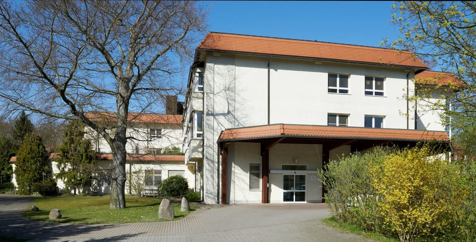 Der Anbau entsteht an der Südseite, dort, wo jetzt noch das Vordach über der Eingangstür zu sehen ist.
