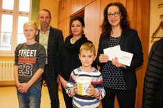 Schüler Lukas Grabowski (Oberschule Sohland), Schulleiter Bernd Kreibich, Victorias Mutter Steffi Adler und Schüler Finn Schönfeld aus der Grundschule aus Wehrsdorf  übergaben am Donnerstag die gesammelten Spenden an Antje Herrmann, Geschäftsführerin des Sonnenstrahl e.V. (v.l.n.r.). Der hohe Betrag soll auf Wunsch von Victorias Mutter zukünftig in den Bereich der Musik- und Kunsttherapie investiert werden, weil das junge Mädchen während ihrer Therapie leidenschaftlich gern gemalt und musiziert hat.
