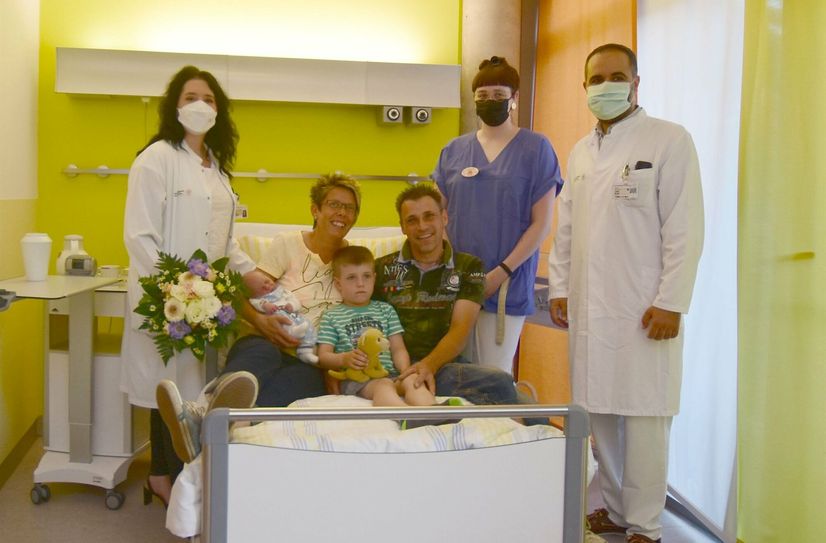 (v.l.n.r.) Klinikdirektorin Prof. Pauline Wimberger mit Jonas, dem 1.000 Baby des Jahres, seiner Mutter Karen, Bruder Jakob, Vater Matthias, Krankenschwester Annica und Prof. Cahit Birdir.