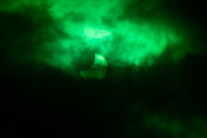 Zum Teil versperrten die Wolken die Sicht auf die partielle Sonnenfinsternis.