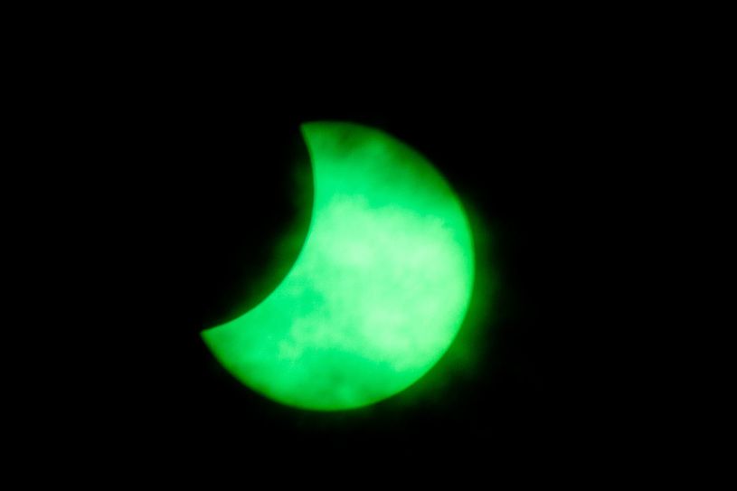 Eine partielle Sonnenfinsternis ist für viele menschen ein besonderes Ereignis.