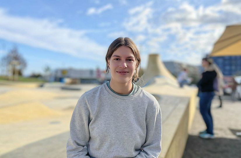 Carla Schumann (27) ist Architektin und hat maßgeblich am Gorbitzer Projekt mitgewirkt. Doch zunächst  hieß es für sie Umziehen in eine Genossenschaftswohnung mit Blick auf die alte Skater-Anlage.