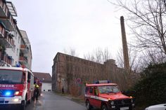 Neben der losen Teile sieht auch der obere Abschnitt des Schornsteines  gefährlich schief aus.