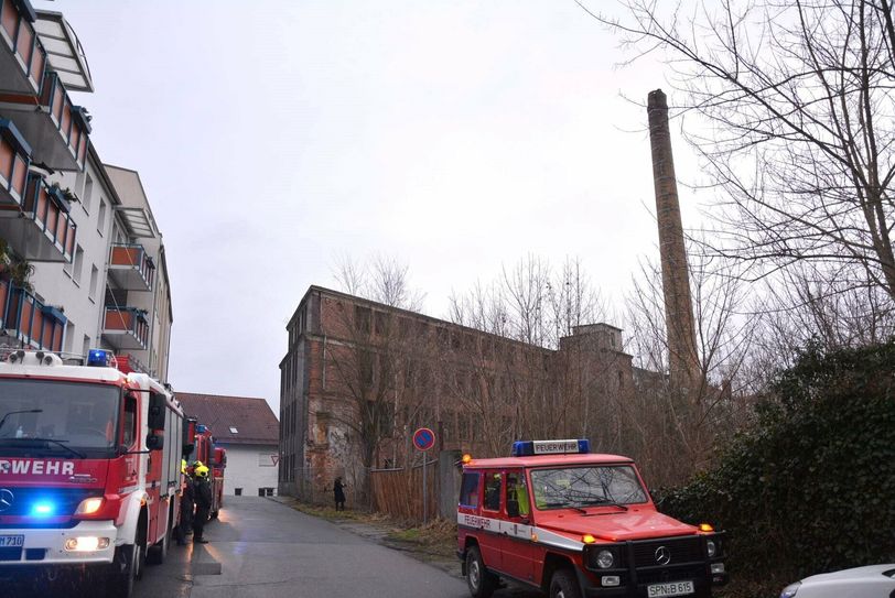 Neben der losen Teile sieht auch der obere Abschnitt des Schornsteines  gefährlich schief aus.