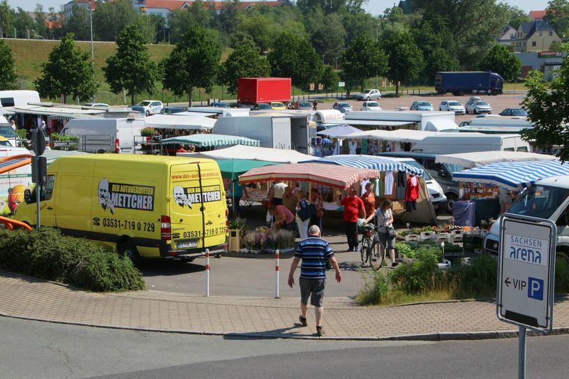 Vielleicht etwas unpersönlich und abseits aber dafür mit jeder Menge Parkplätzen - wurde der Ausweichstandort für den Wochenmarkt gut angenommen.  Foto: Farrar