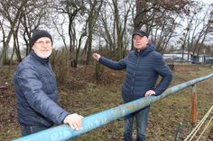 Direkt hinter der ehemaligen Tribüne (rechts zu sehen) soll der Kletterfelsen auf dem Sportplatz in Sedlitz entstehen. Michael Vetter (li.) und Ulrich Hoika (re.) aus dem Sedlitzer Bergfreunde e.V. freuen sich darauf.