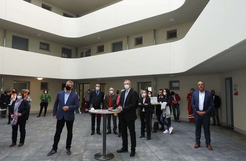 Bei der Einweihung der Johanniter-Dienststelle waren auch der SPD-Landtagsabgeordnete Albrecht Pallas (vorne 2. v.l.) und Dresdens erster Bürgermeister Deltef Sittel (vorne Mitte) anwesend.  Rechts im Bild: Johanniter-Regionalvorstand Carsten Herde.