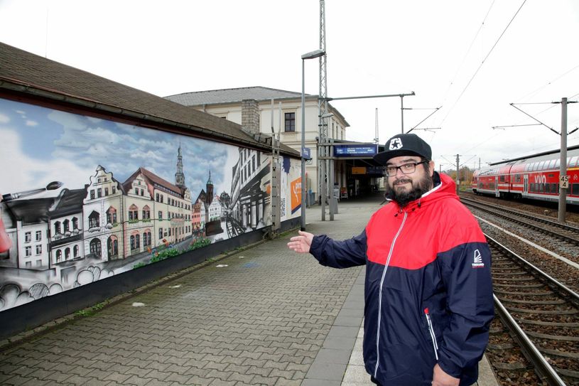 René Donath (Spitzname: Eok Dreiundsiebzig) ist Illustrator, Kursleiter und Graffitikünstler. Der Pirnaer hat neun Wochen für das Wandbild gebraucht. Fotos: Daniel Förster