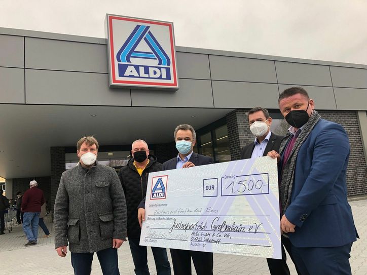 Oberbürgermeister Sven Mißbach (l.) kassierte für den guten Zweck »Hilfe für den Judoclub« zur Eröffnung des neuen Aldi-Marktes. Foto: pm