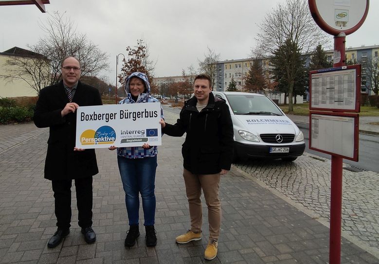 Beim Start des Bürgerbusses in Boxberg (v.l.): Peter Just vom Sächsischen Staatsministerium für Regionalentwicklung (SMR), Katja Lehmann vom Busbetrieb Kolchmeier und Hendryk Balko, Vorstand Perspektive Boxberg und stellv. Bürgermeister. Foto: Keil
