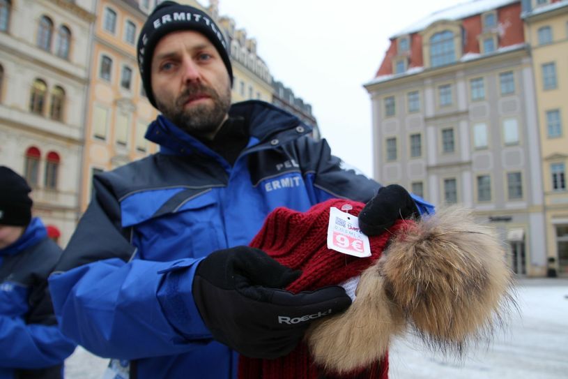 Michael Seitz zeigt den Schal mit der Echtpelzbommel zum Schnäppchenpreis. Foto:Schramm