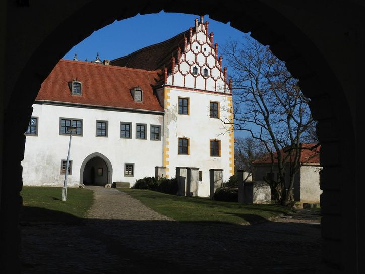 Romantischer Blick durch den Torbogen auf die inneren Schlossgebäude.  Bereits jetzt nutzen viele Radtouristen das Schloss als Fotomotiv. Fotos: Farrar/ S. Dittrich