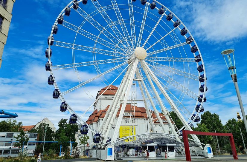 Das "Wheel of Vision" dreht sich noch bis 21. August auf dem Postplatz in Dresden.