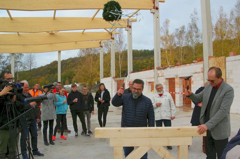 Bürgermeister Uwe Anke (r.) und Schulleiter Michael Janik »beenden« beim Richtfest für die neue Zweifeld-Sporthalle an der Dr.- Eberle Oberschule in Nossen symbolisch den Rohbau  mit kräftigen Hammerschlägen.        Fotos: Farrar