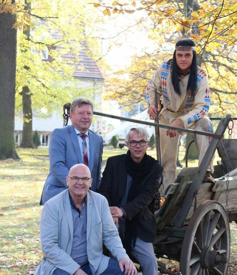 Partner im neuen Projekt „Der Lößnitzgrund ruft!“ sind Manuel Schöbel, Intendant der Landesbühnen (vorne), Bert Wendsche, Oberbürgermeister der Stadt Radebeul (hint. Reihe li.), und Dr. Christian Wacker, Museumsdirektor und Geschäftsführer des Karl May Museums. Winnetou wird dargestellt von Michael Berndt-Cananá. Foto: Lindackers