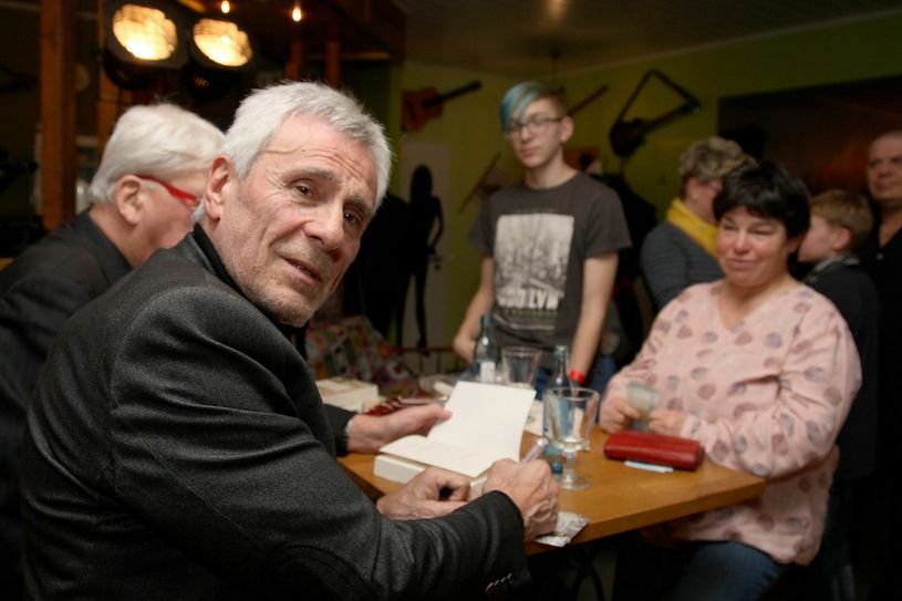 Gojko Mitic schrieb fleißig Autogramme. Fotos: D. Förster