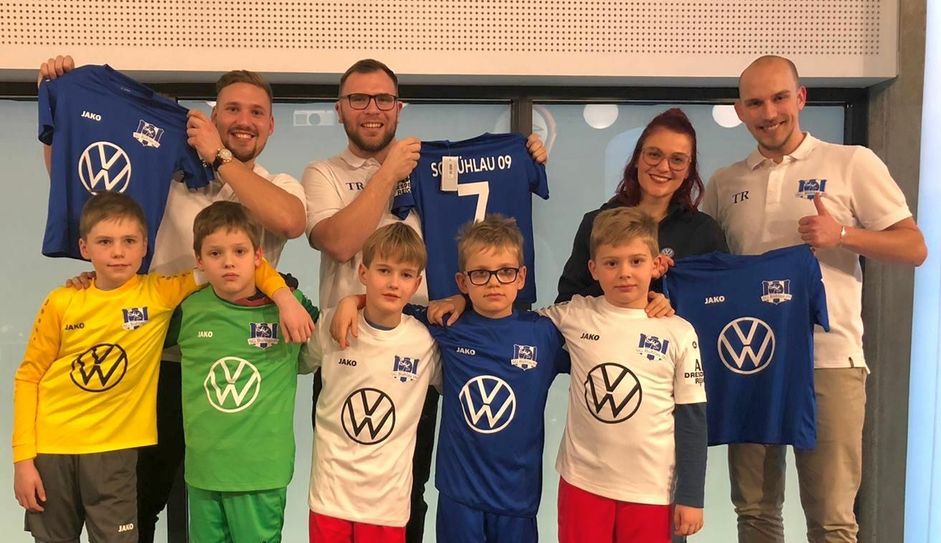 Trainer Joe Brödner, Chris Liebig und Martin Zuchold (hinten v.l.) sowie Marie Thomas (Autohaus Reick) mit Alfred, Fabian, Fabian, Hugo und Max (F-Jugend SG Bühlau, vorn). Foto: Franziska Schiller