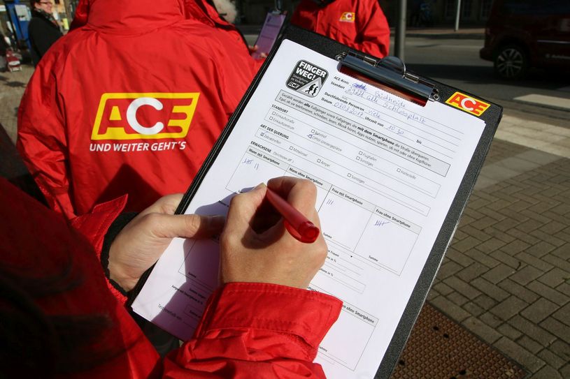 Die Strichliste zeigt es Schwarz auf Weiß: Zu viele Fußgänger sind im Straßenverkehr mit dem  Handy beschäftigt und dadurch abgelenkt. Foto: ACE