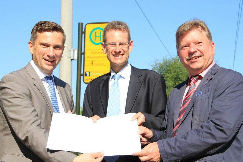 V.l.: Wirtschaftsminister Martin Dulig, Andreas Hemmersbach (DVB-Vorstand) und Oberbürgermeister Bert Wendsche mit dem millionenschweren Förderbescheid.      Foto: Schramm
