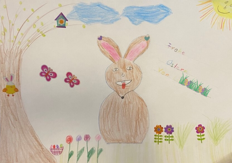 Bunte Kinderzeichnungen wie diese lassen die Herzen der Pflegeheimbewohner höher schlagen, die zurzeit keinen Besucher empfangen dürfen. Fotos: DRK Königswartha