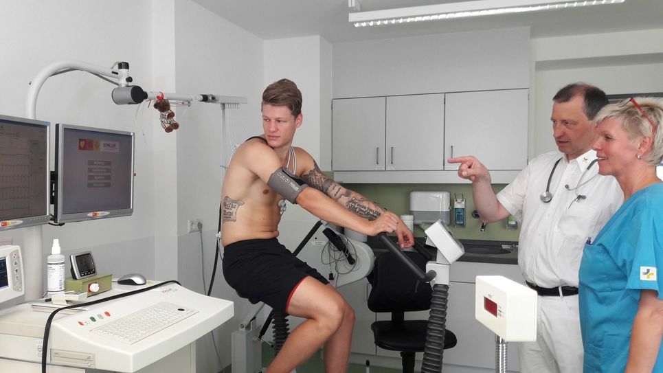 Eislöwen-Stürmer Dominik Grafenthin beim Gesundheits-Check.
